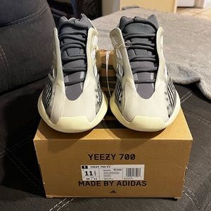 Unreleased Yeezy 700 V3 size 11.5 men